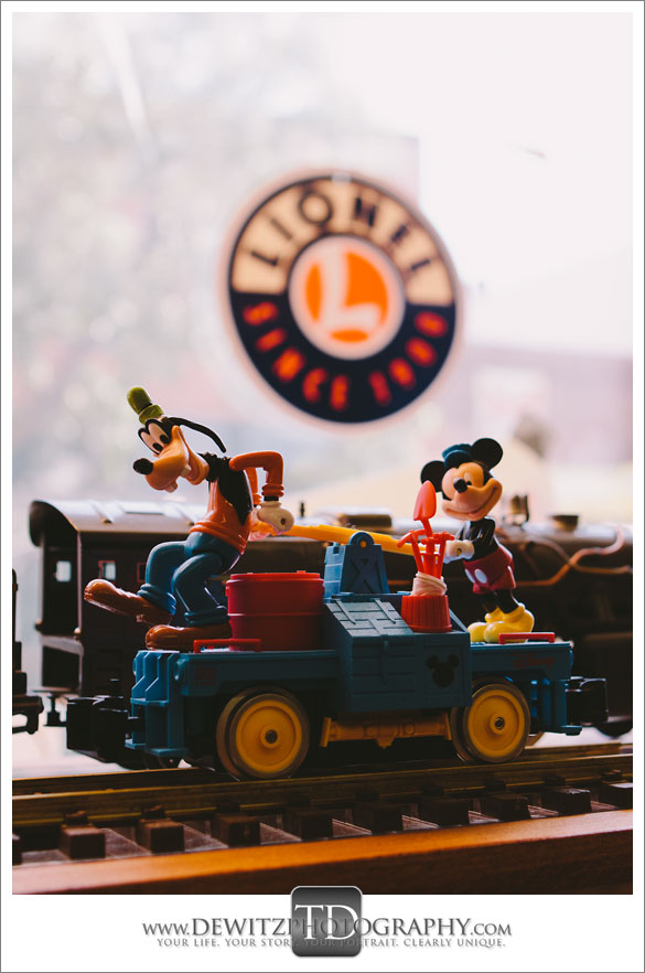 model Train Classics Eau Claire Disney Micky Mouse and Goofy Lionel Train Hand Car