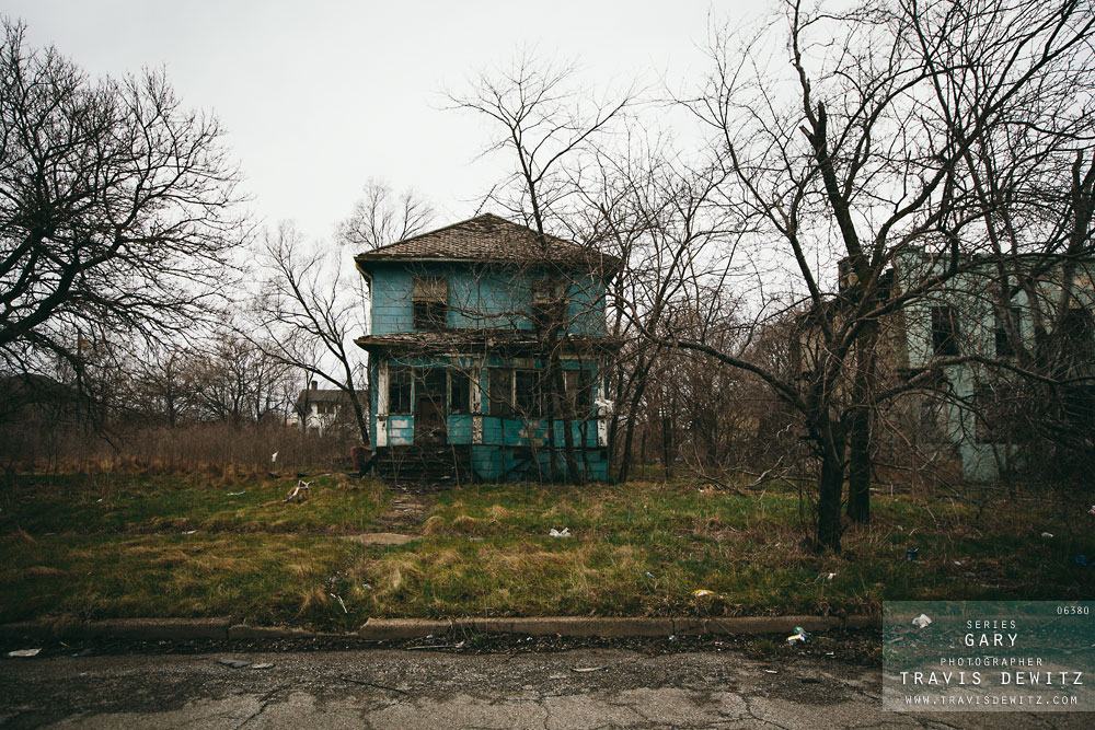 gary_in_abandoned_blue_house_in_ruins_6380_web