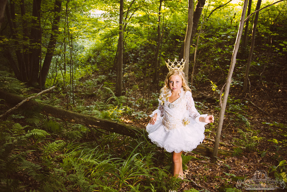 madalina_princess_with_crown_forest_web