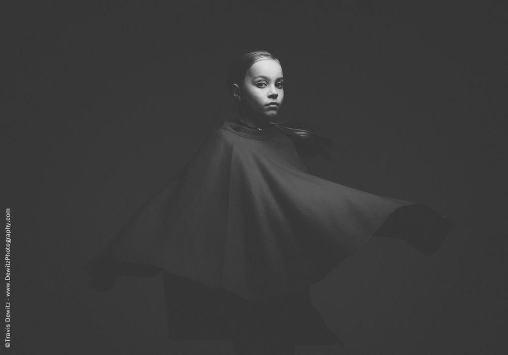 teslyn_twiggy_black_white_spinning_cape