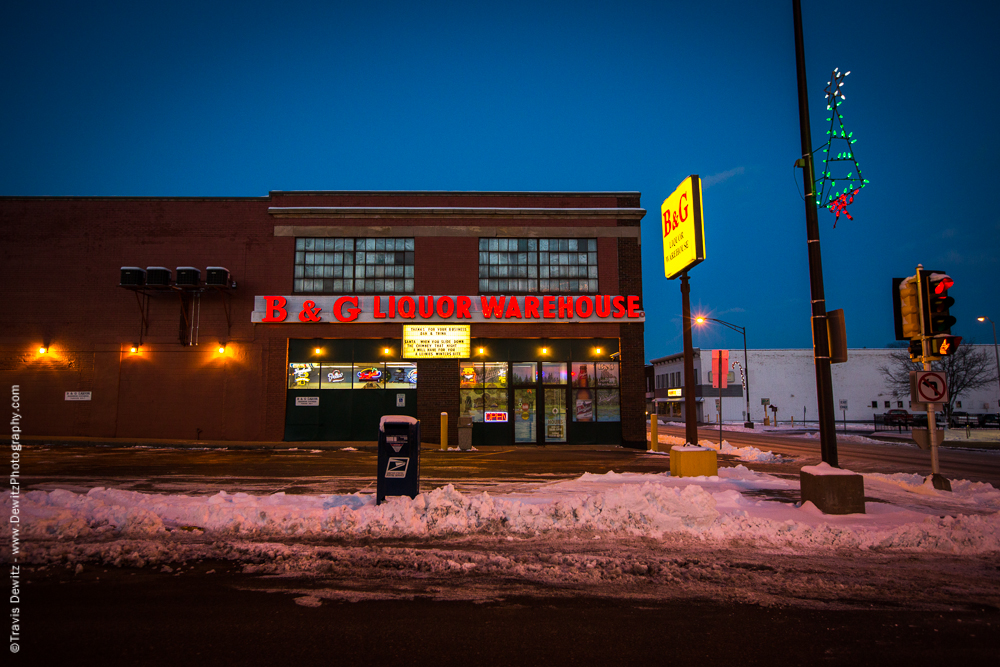 Chippewa Falls- B and G Liquor at Night