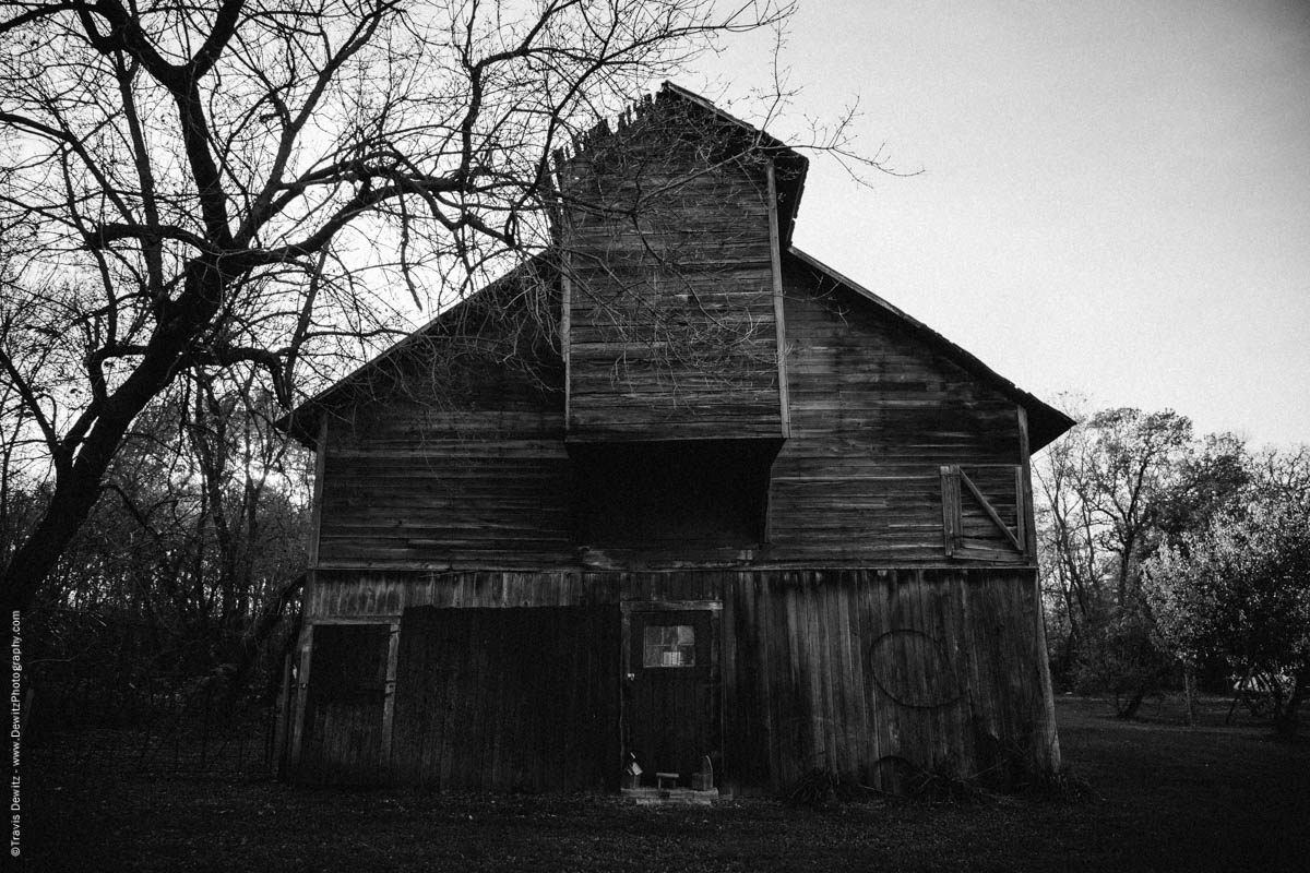 caryville-wi-eerie-abandoned-barn