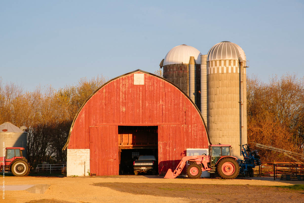 caryville-wi-red-barn-and-farm-tractors