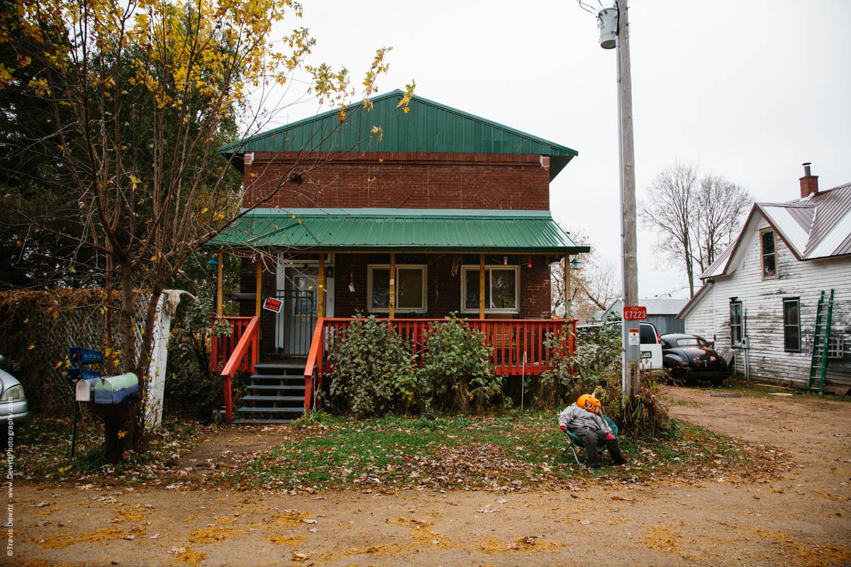 brick-house-decorated-halloween-old-bank-building-meridean-wi-hi