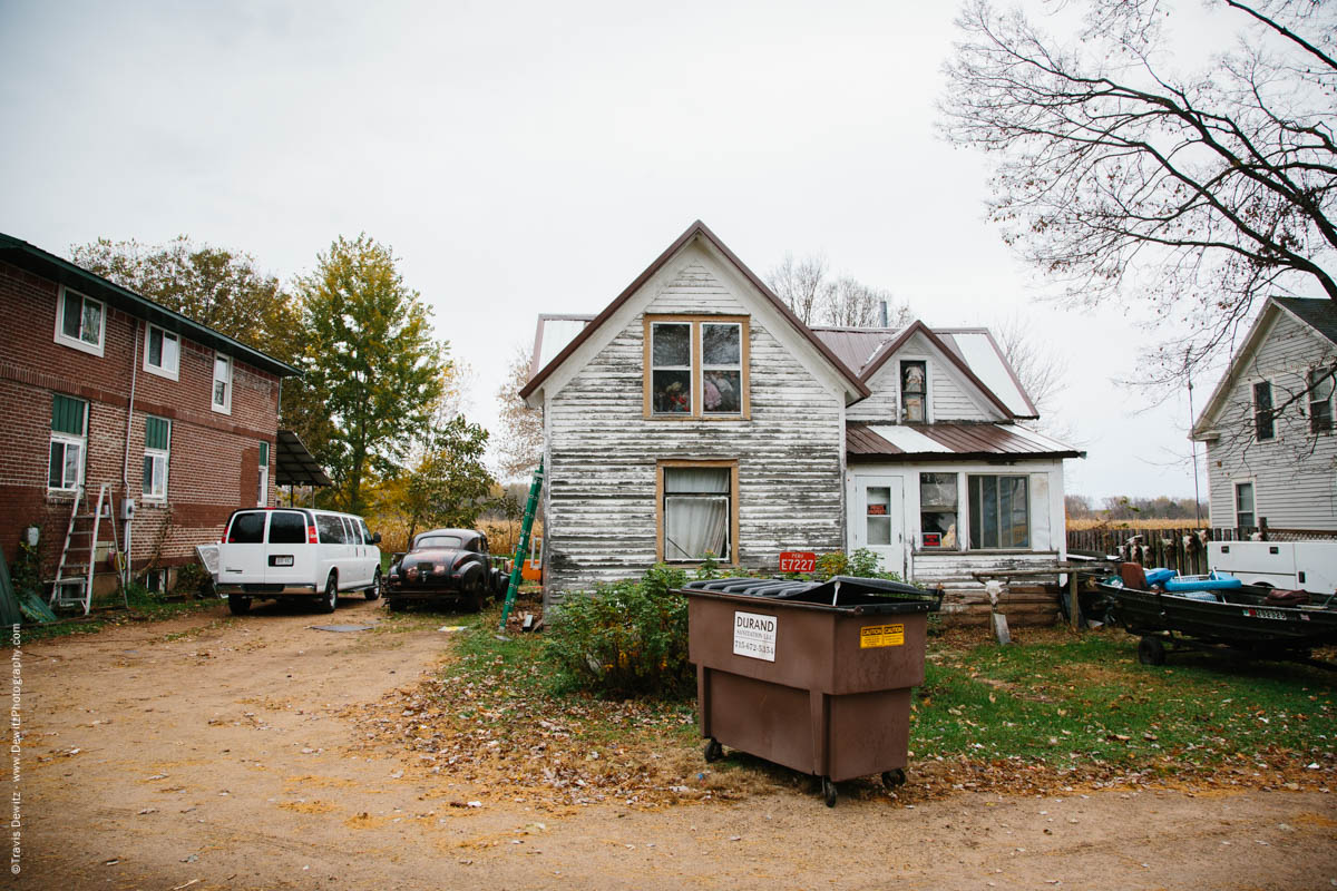 eerie-house-dolls-in-windows-old-cars-meridean-wi-historic-city-