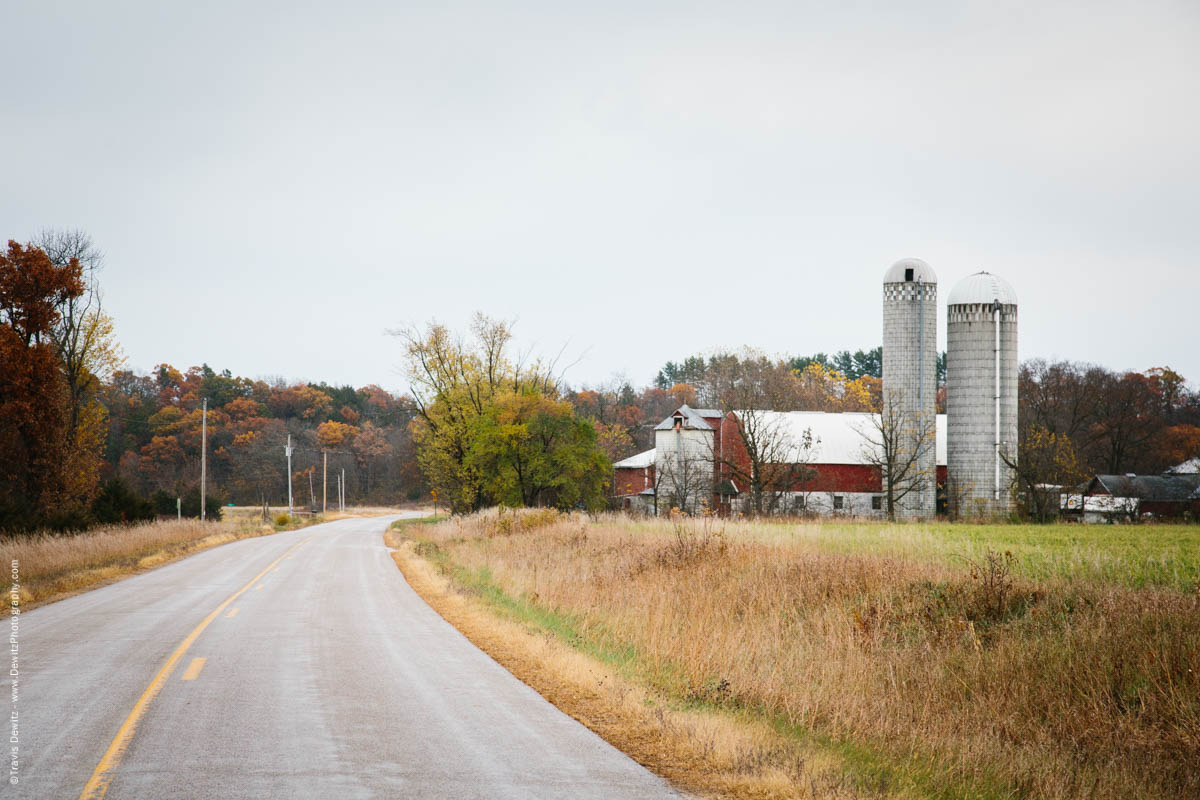 red-farm-barn-on-county-road-o-meridean-wi-historic-city-series