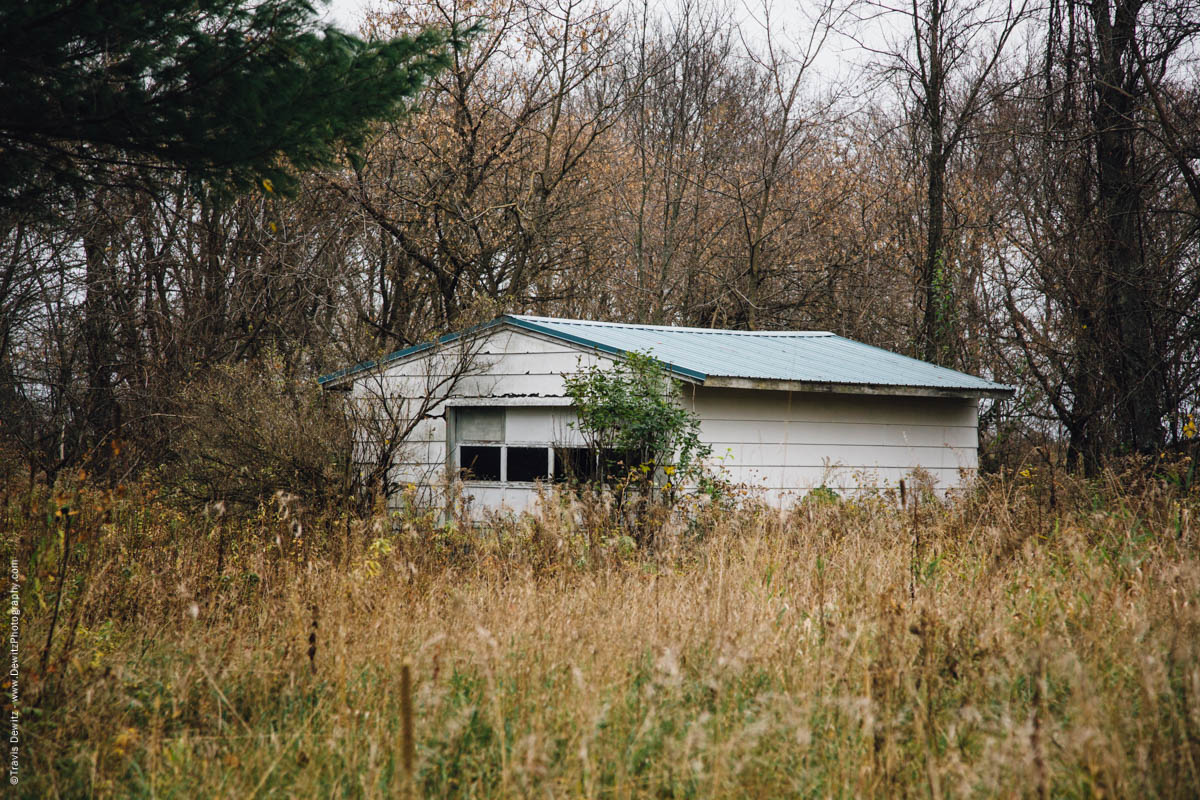 garage-in-field-falls-city-wi-historic-city