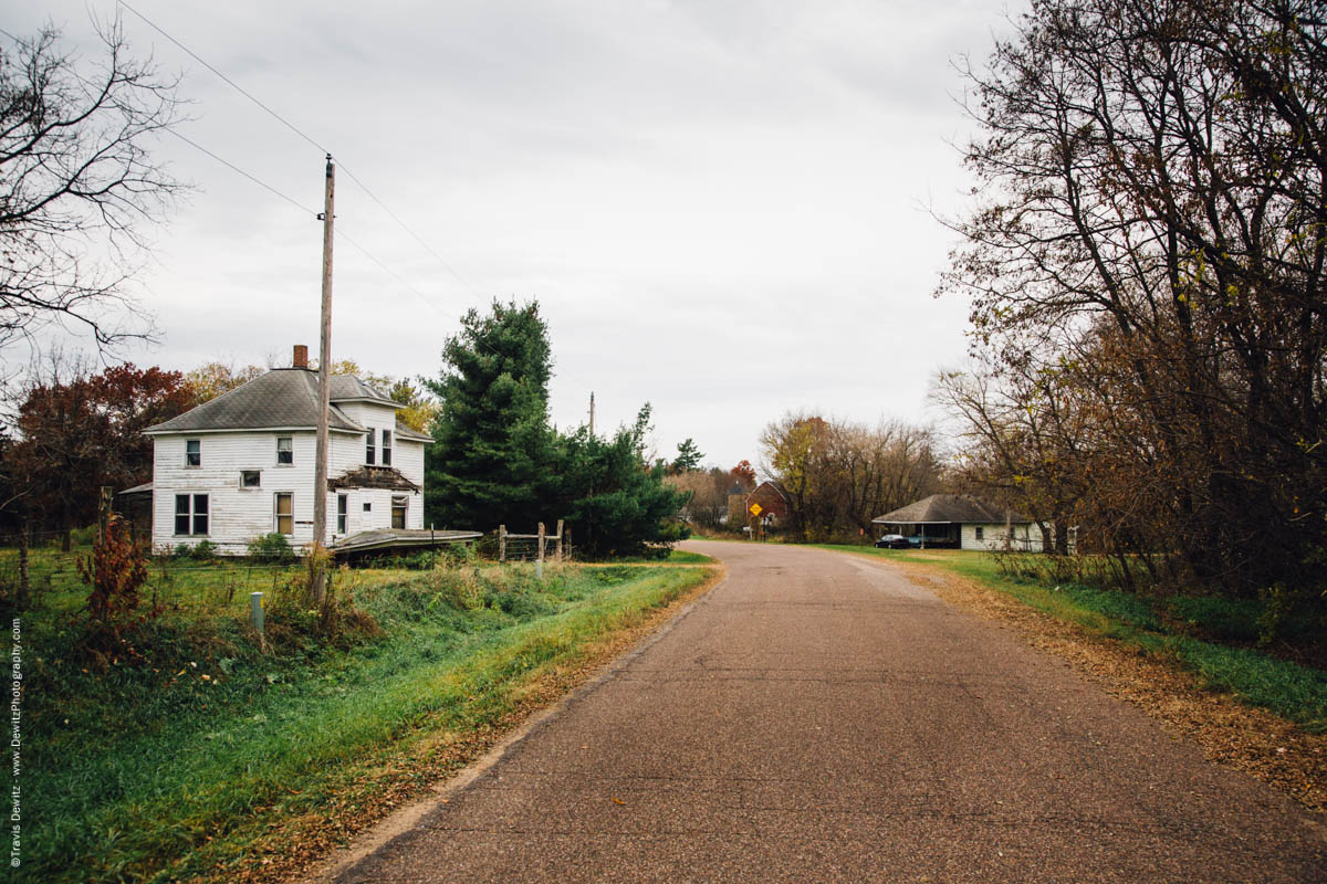 road-into-falls-city-wi-historic-city