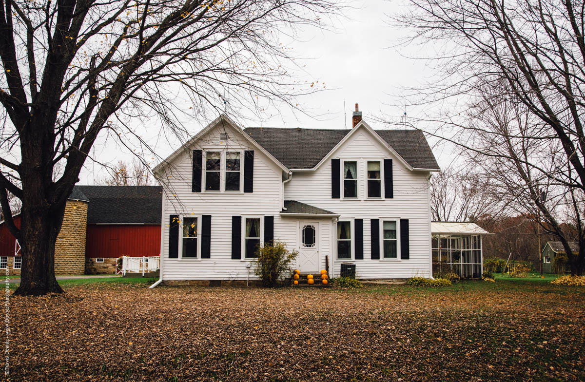 white-farm-house-with-pumpkins-falls-city-wi-historic-city