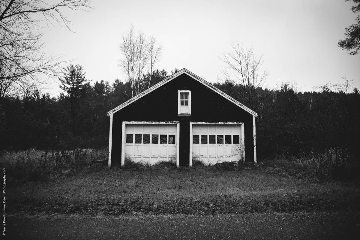 neat-two-door-garage-middle-of-nowhere-elk-lake-wi-historic-city