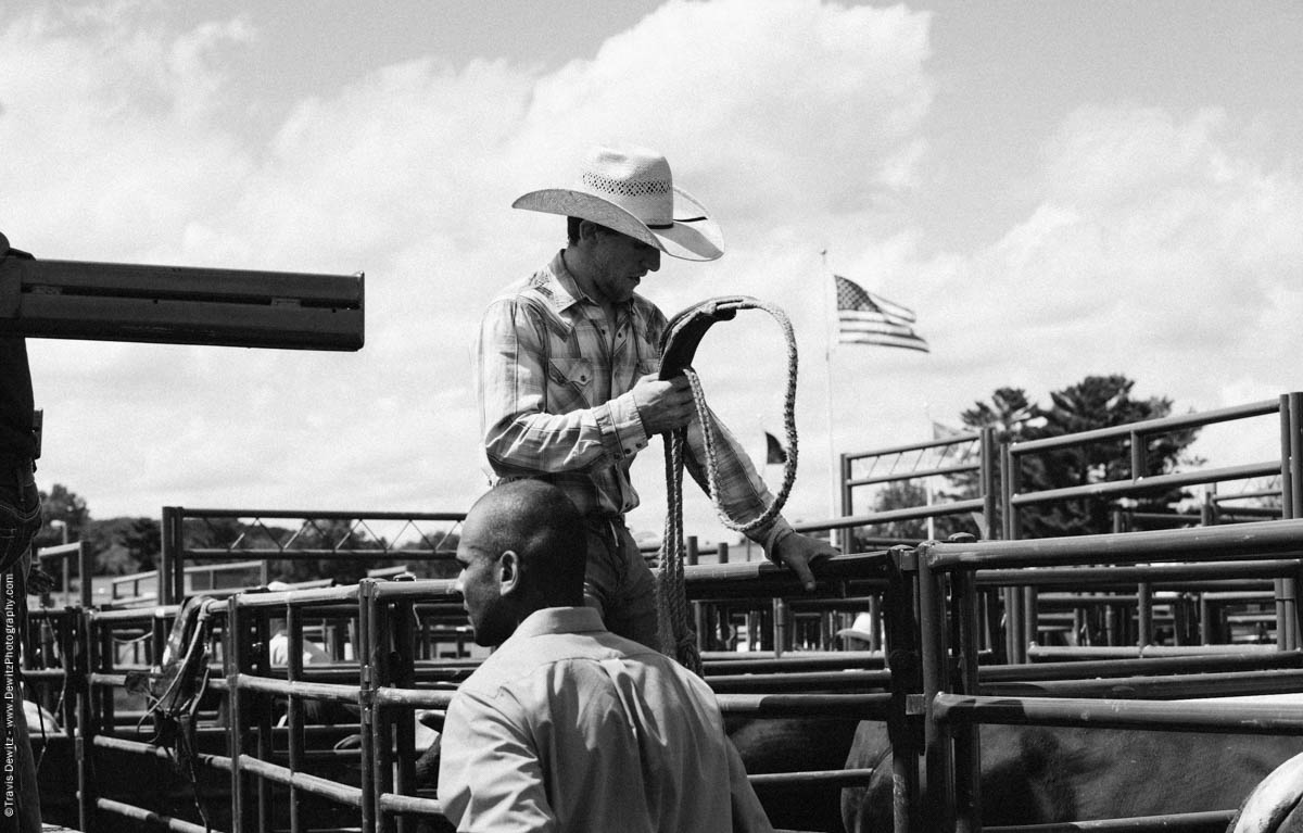 10-Rider Holding Bull Rope-2912