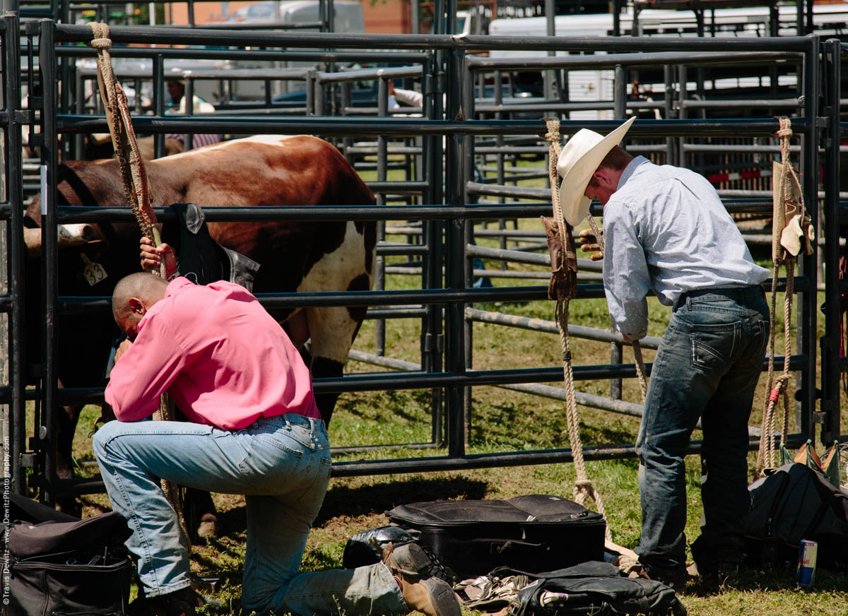 3-Bull Riders Praying and Getting Ready -2706