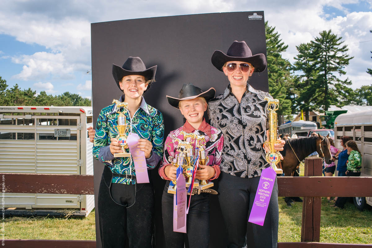 junior-fair-champions-group-portrait-horse-event-northern-wisconsin-state-fair-