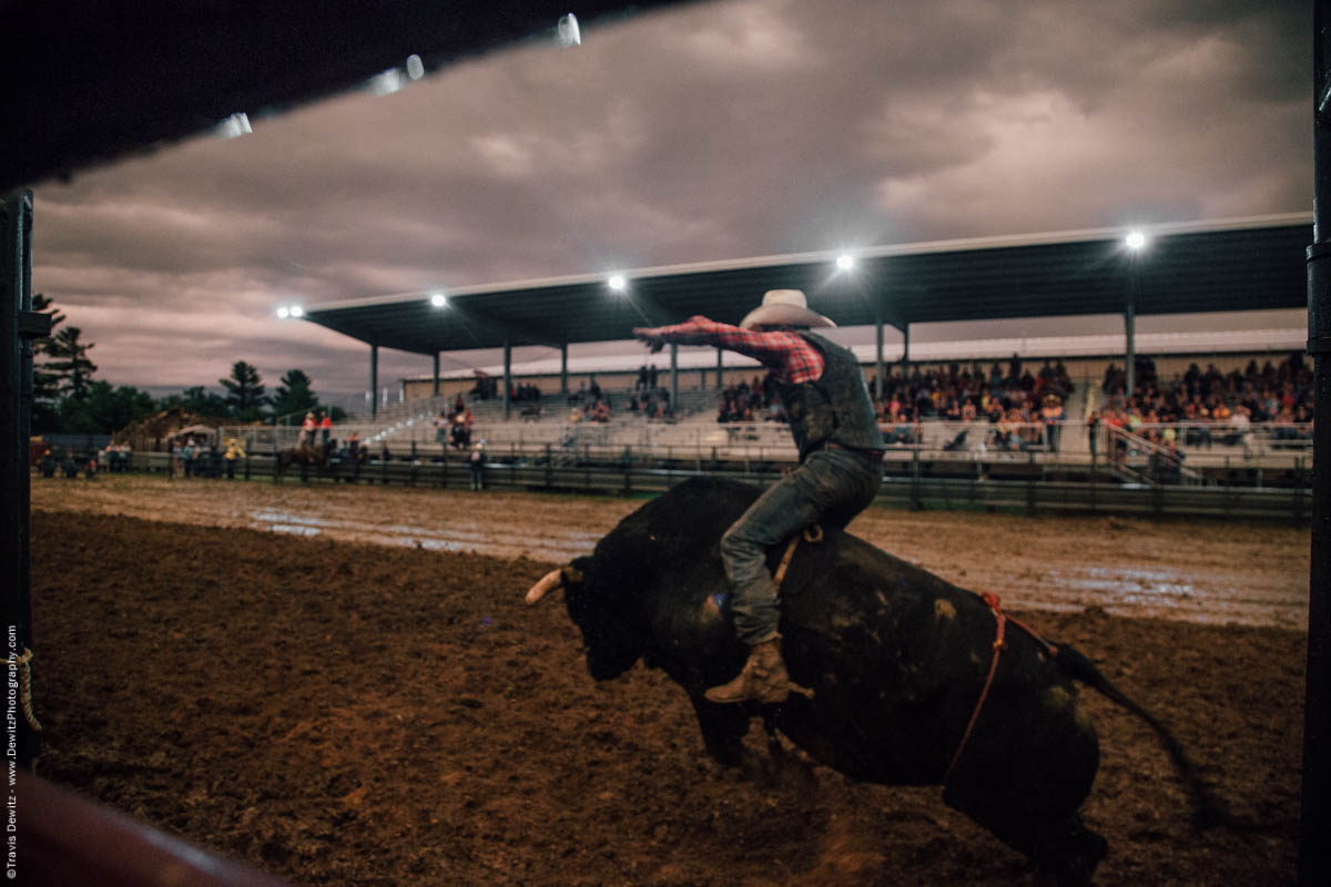 bull-jumps-muddy-arena-5085