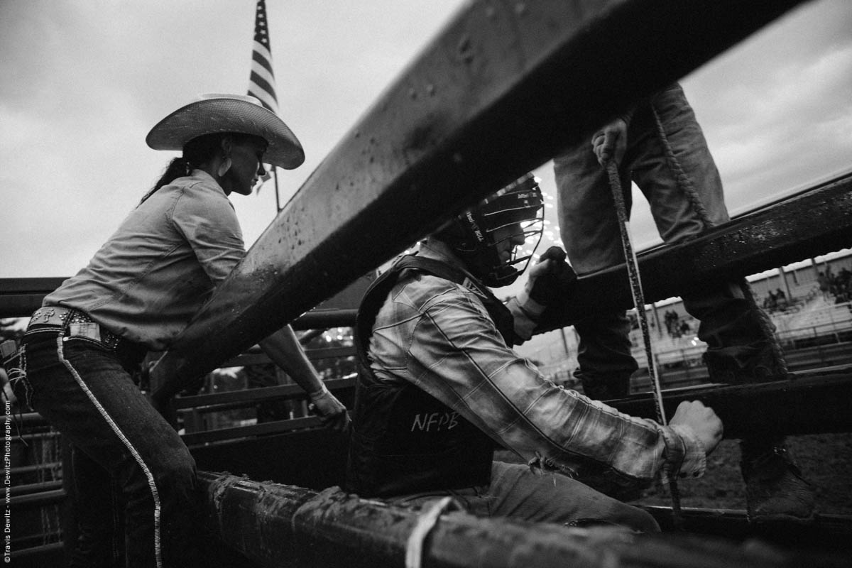 bull-rider-gets-ready-in-chute-4639