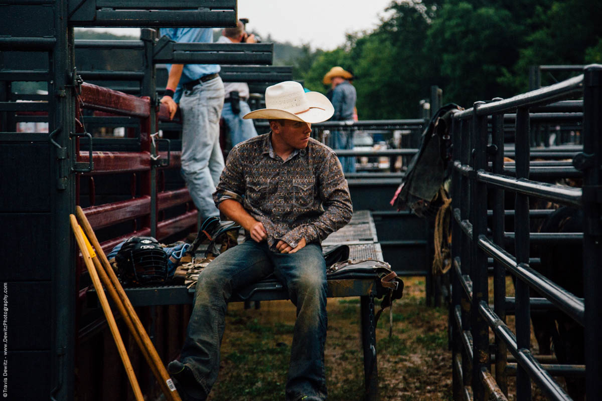 bull-rider-getting-dressed-jeans-chutes-4501