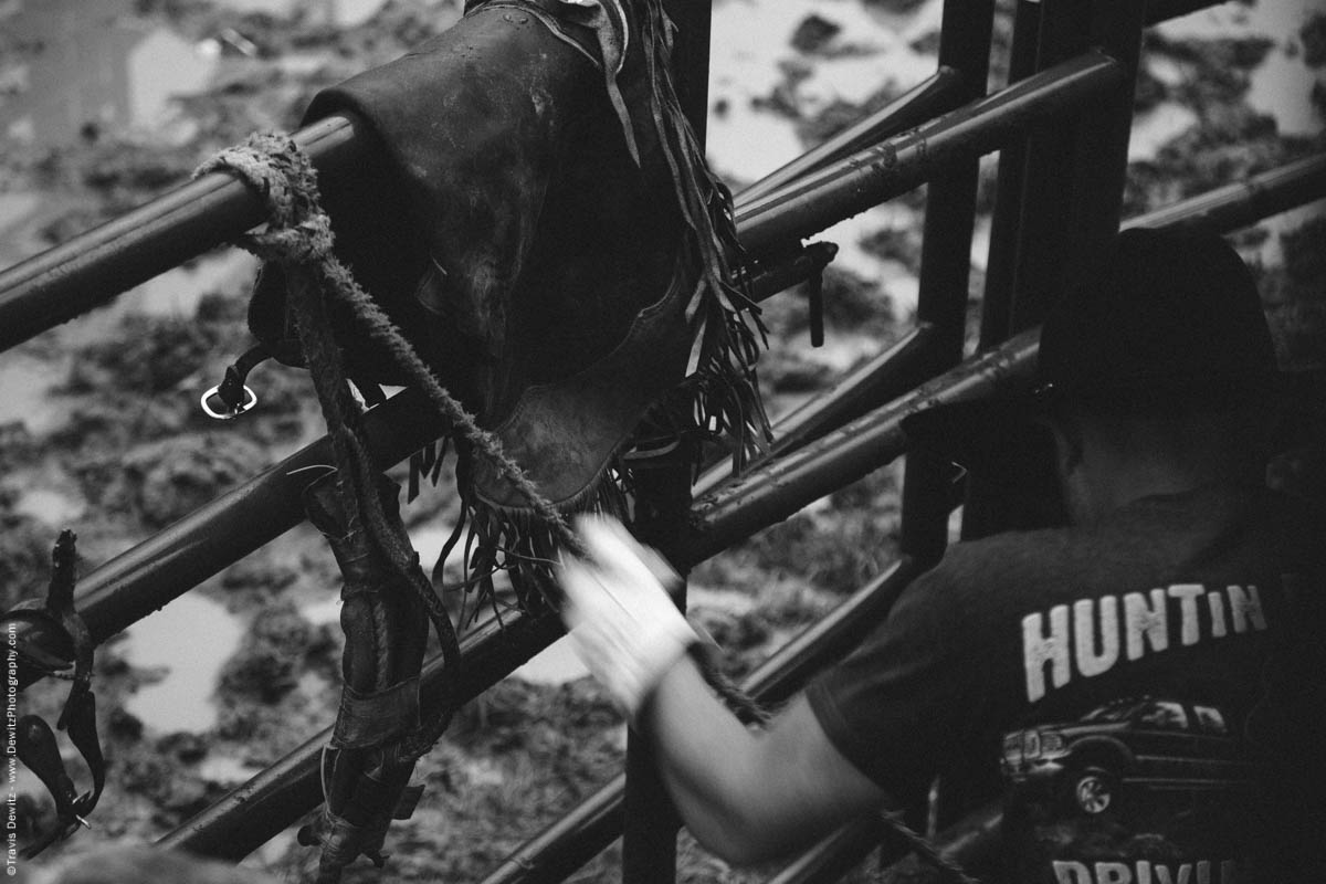 bull-rider-rosining-bull-rope-fence-4487