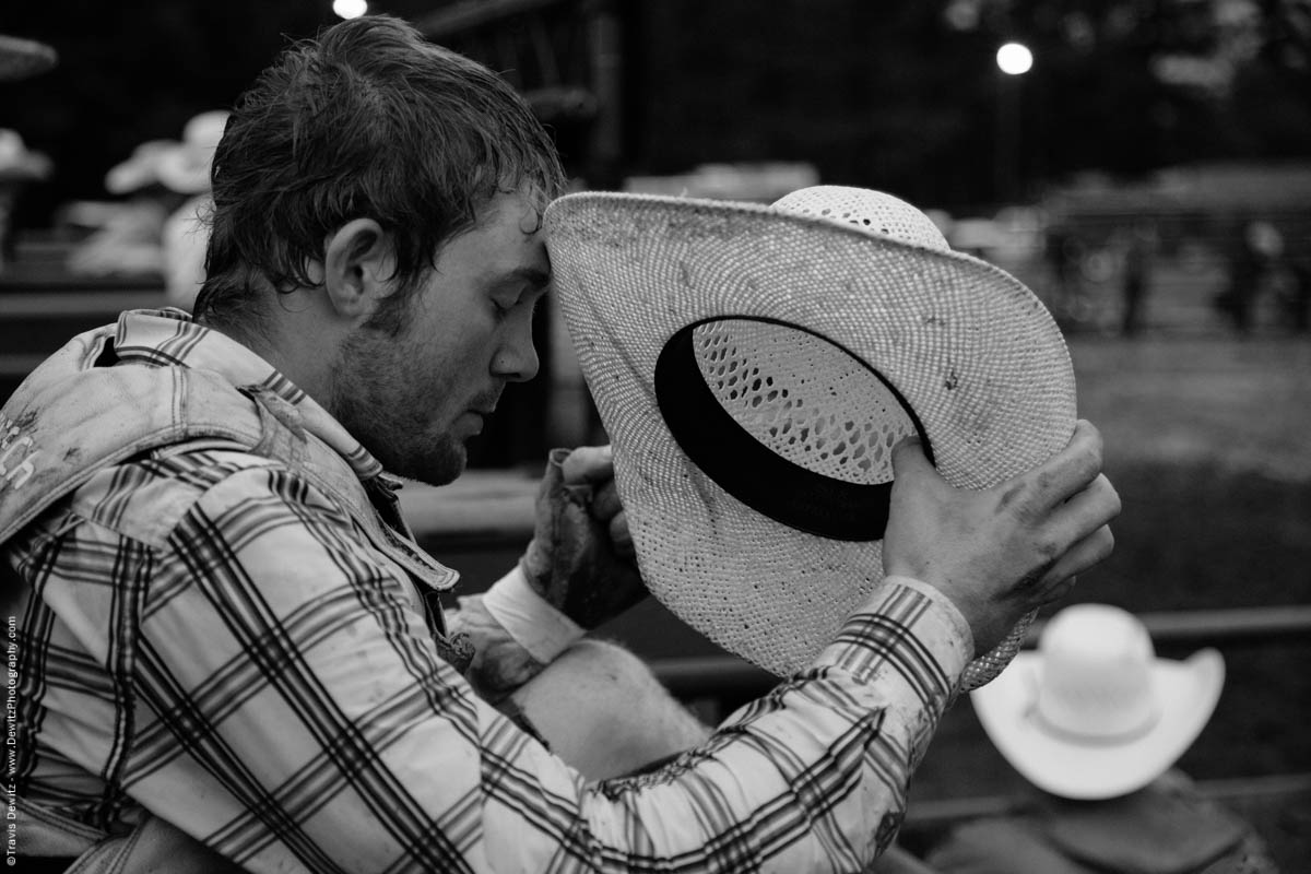 bull-rider-says-prayer-before-ride-4966