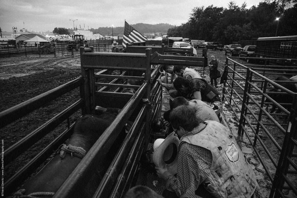 bull-riders-kneel-and-pray-behind-chutes-4610