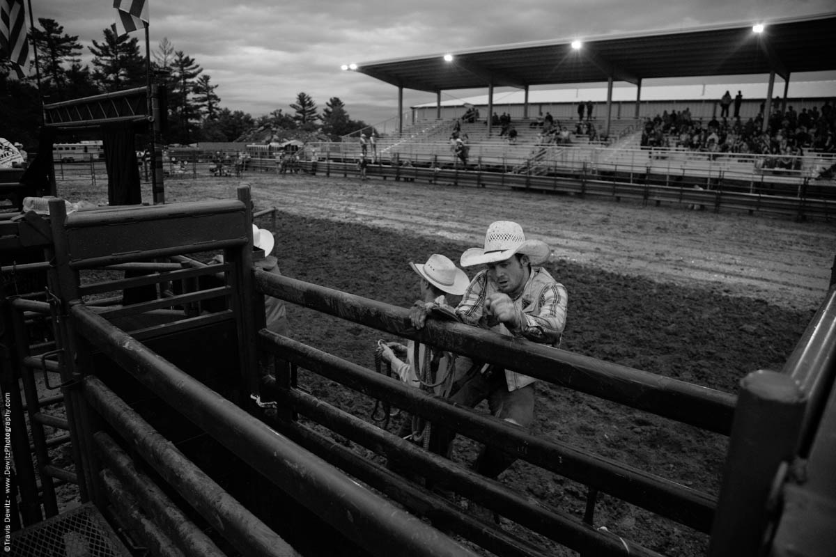 cowboy-climbs-out-of-bull-arena-5048