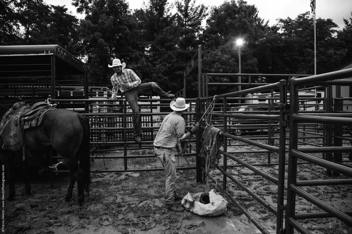 cowboys-getting-set-at-rodeo-jumping-fence-4510