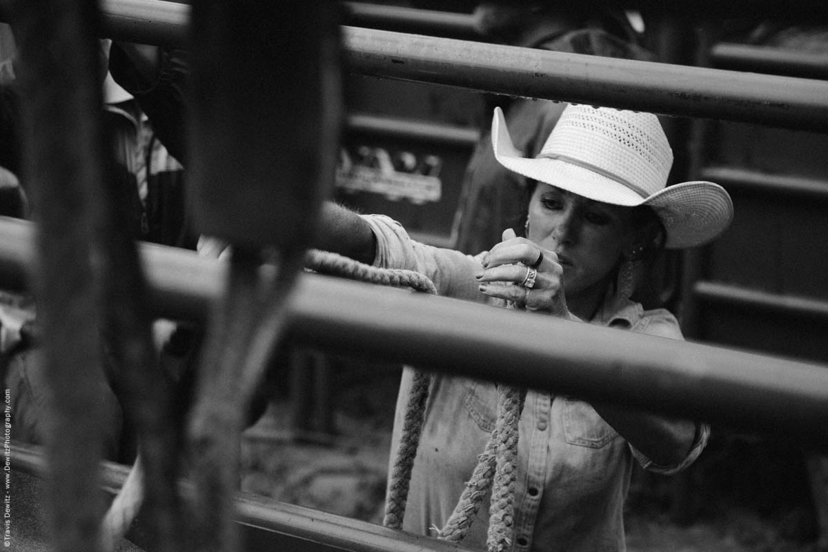 cowgirl-prepares-at-rodeo-bull-rope-4532