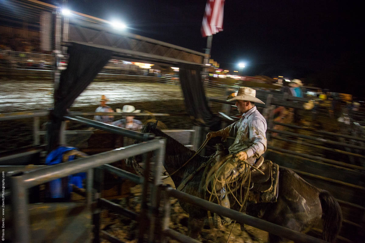 rope-man-rides-horse-night-rodeo-5407