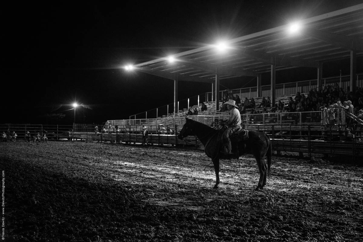 rope-man-sits-on-horse-night-ring-5482