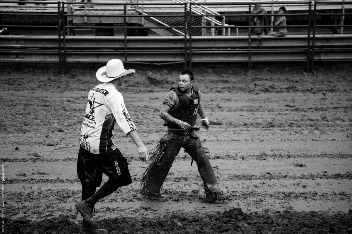 scared-bull-rider-muddy-arena-rice-bull-fighter-4843