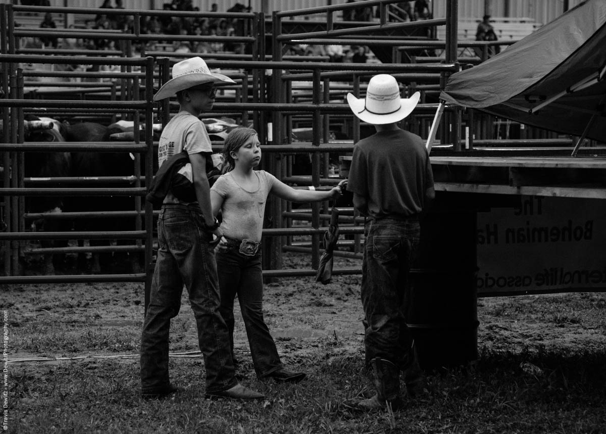 three-kids-cowboys-at-rodeo-4500